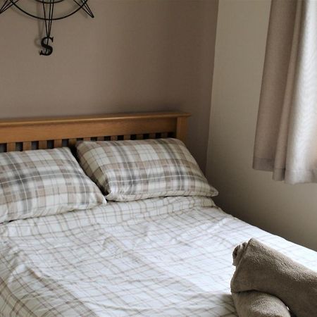 Modern 2 bedroom home, free parking. Milford Haven Eksteriør billede