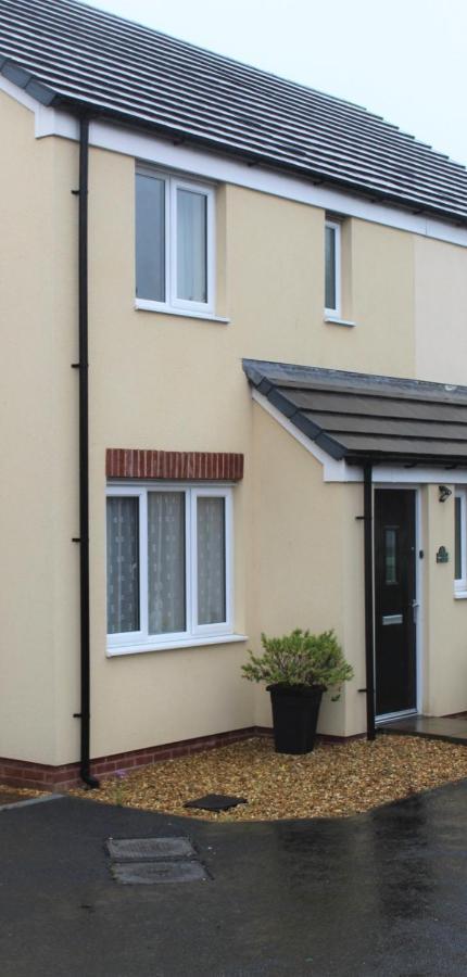 Modern 2 bedroom home, free parking. Milford Haven Eksteriør billede