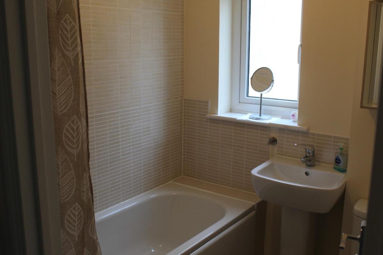 Modern 2 bedroom home, free parking. Milford Haven Eksteriør billede