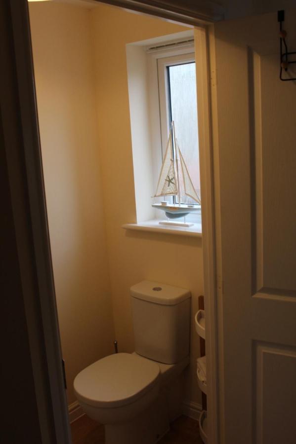 Modern 2 bedroom home, free parking. Milford Haven Eksteriør billede